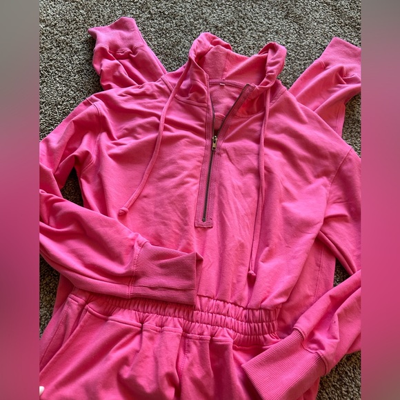 Women's pink jumpsuit size medium (NEW WITHOUT TAGS) - Picture 2 of 2